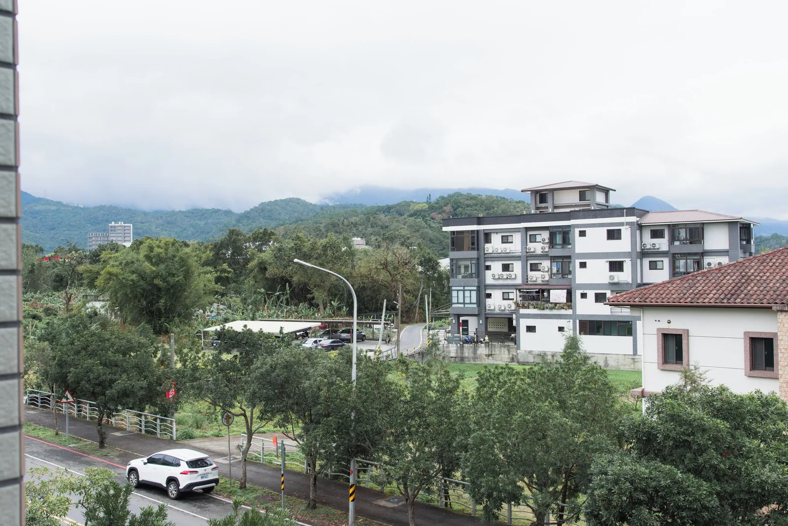 窗外:田、村落與遠山