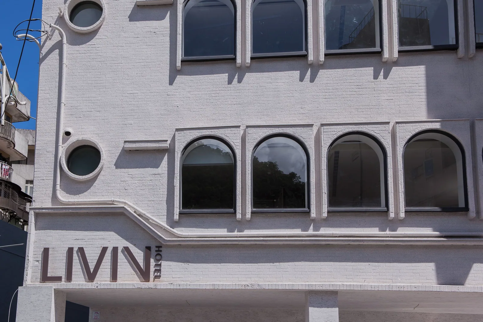 外觀:拱窗、舷窗與 LIVIN 兩個字