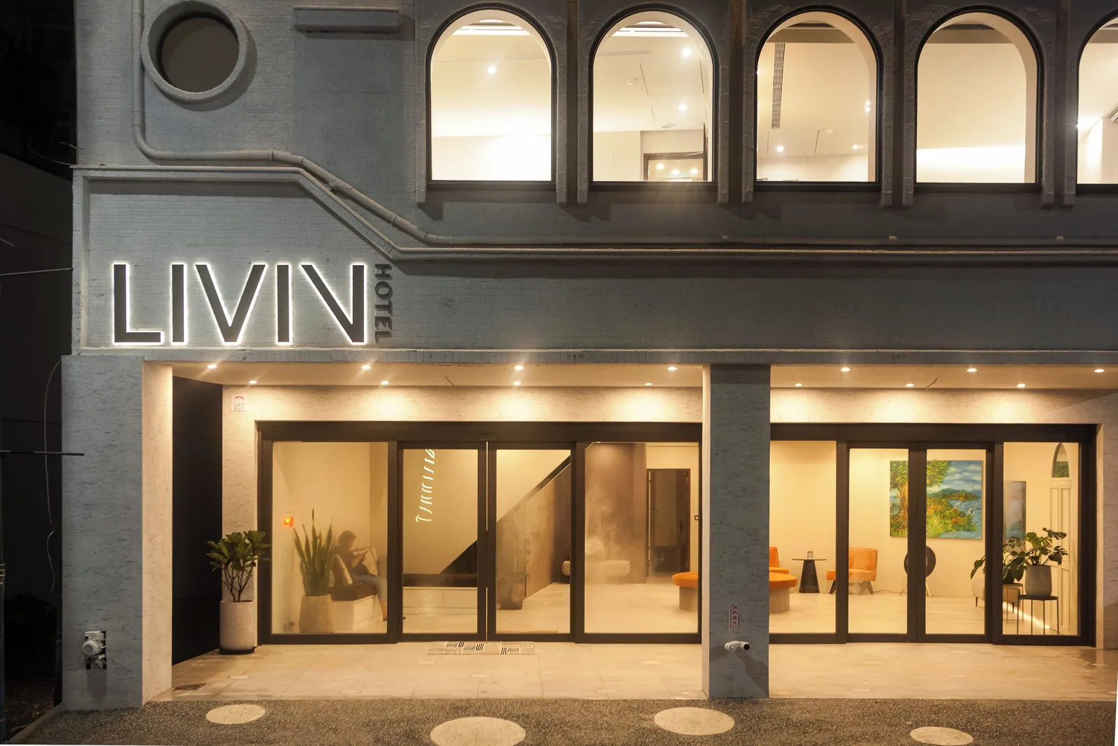 外觀:拱窗、舷窗與 LIVIN 兩個字