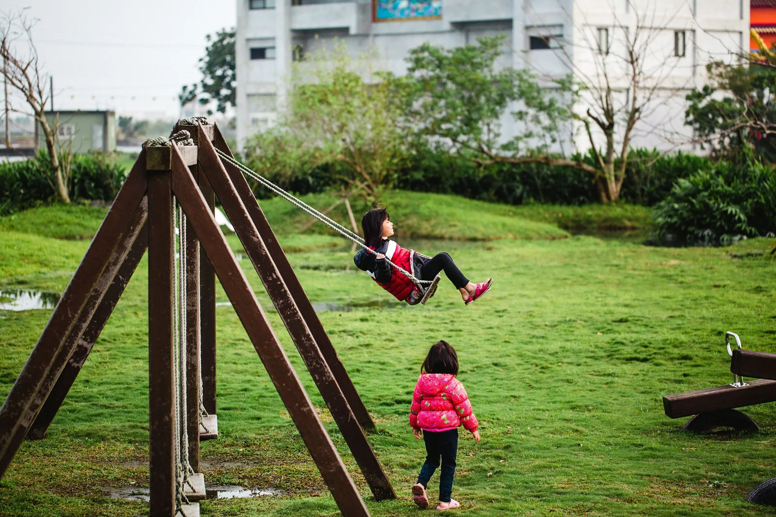 草地遊具、睡蓮池與那道彩虹