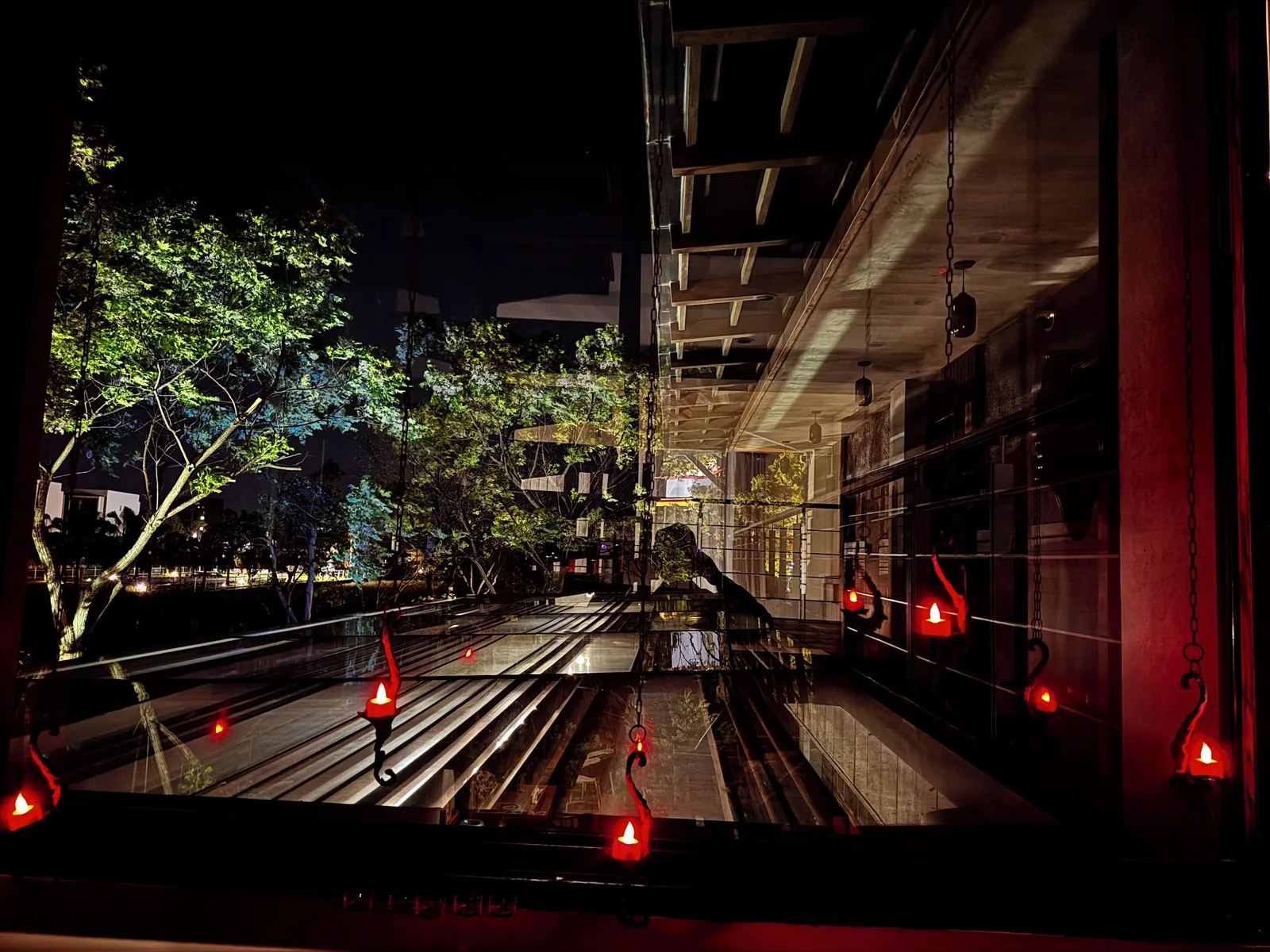 電動車充電、供餐與夜色