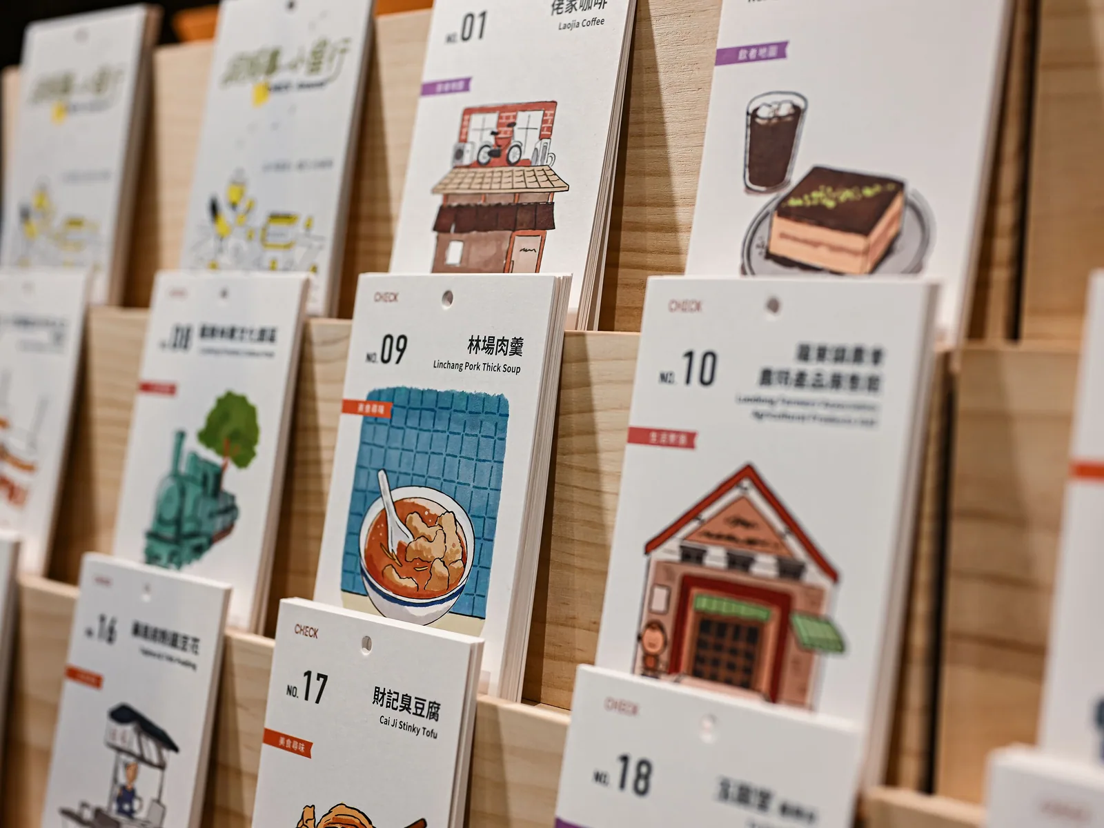 櫃檯旁的宜蘭店家卡片牆