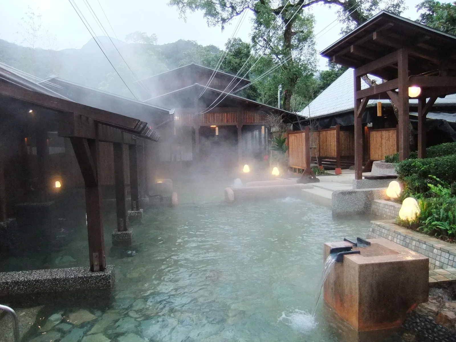泡湯:戶外湯池與房內浴池