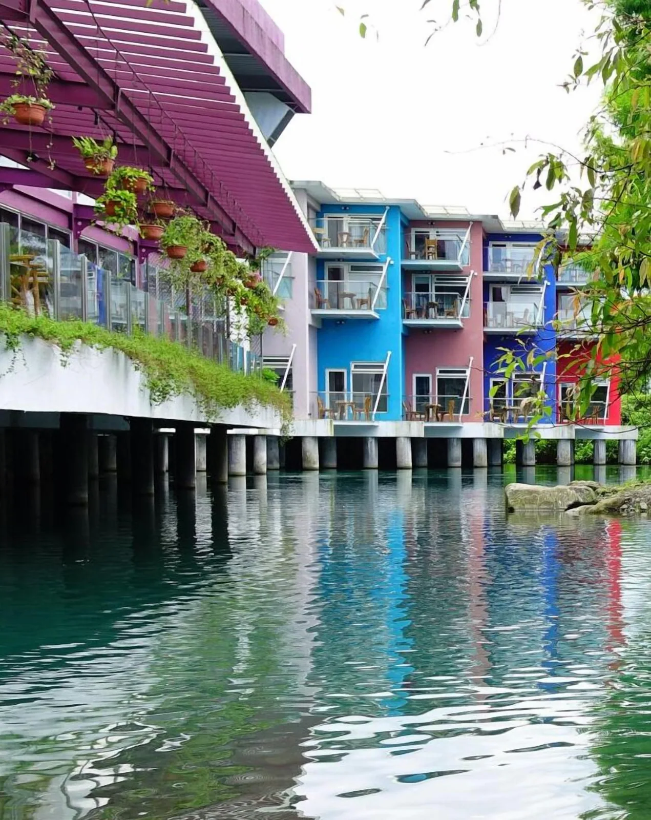 彩色建築與那片水