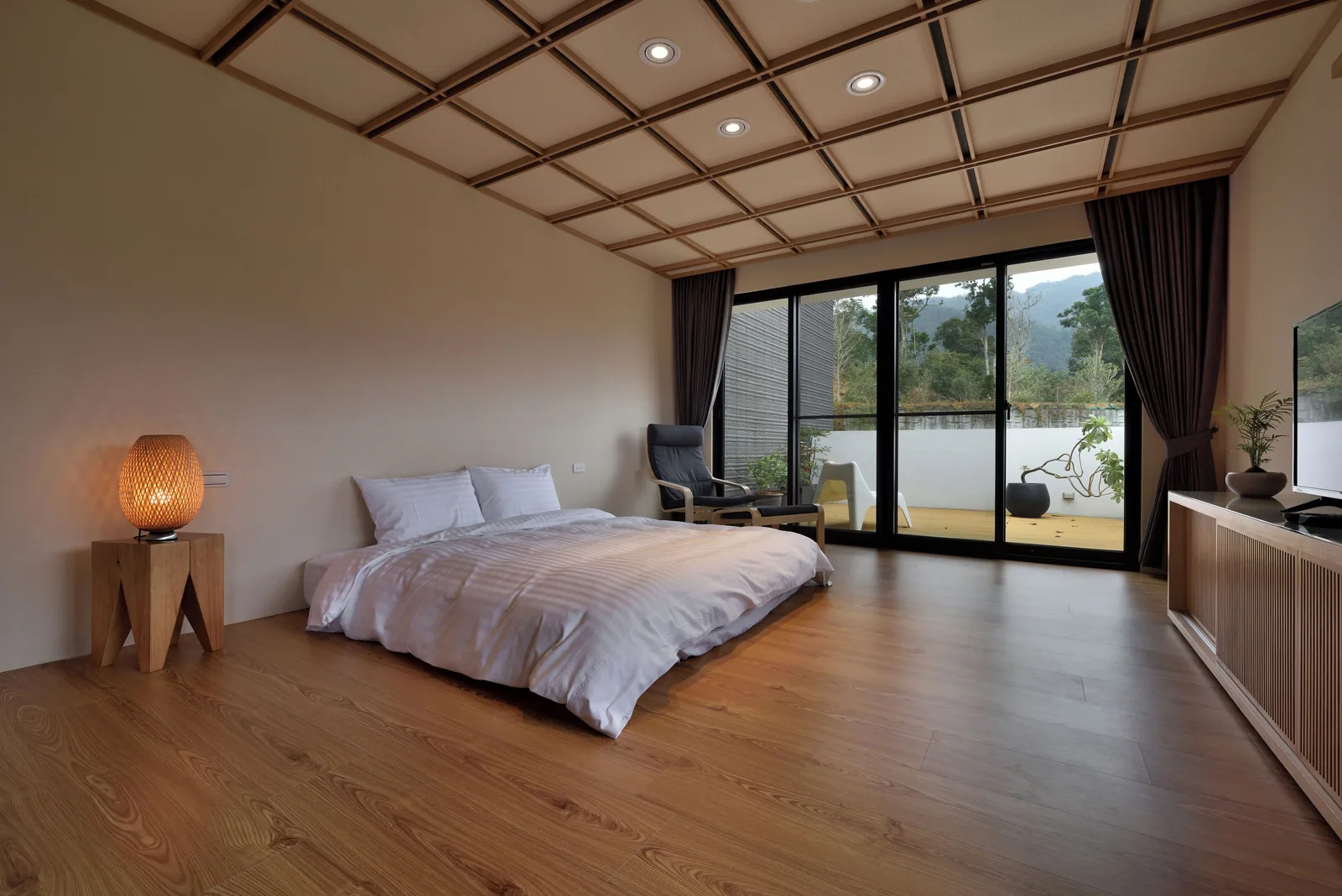 房型:木頭、大窗,其餘全部拿掉
