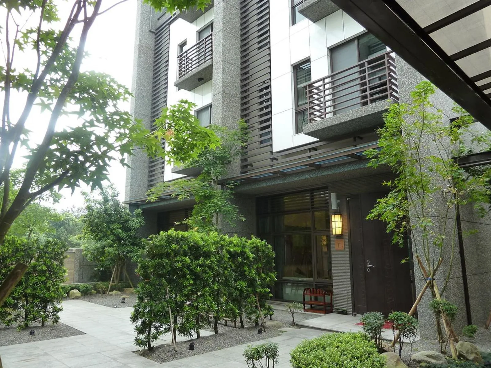 中庭、步道與早餐