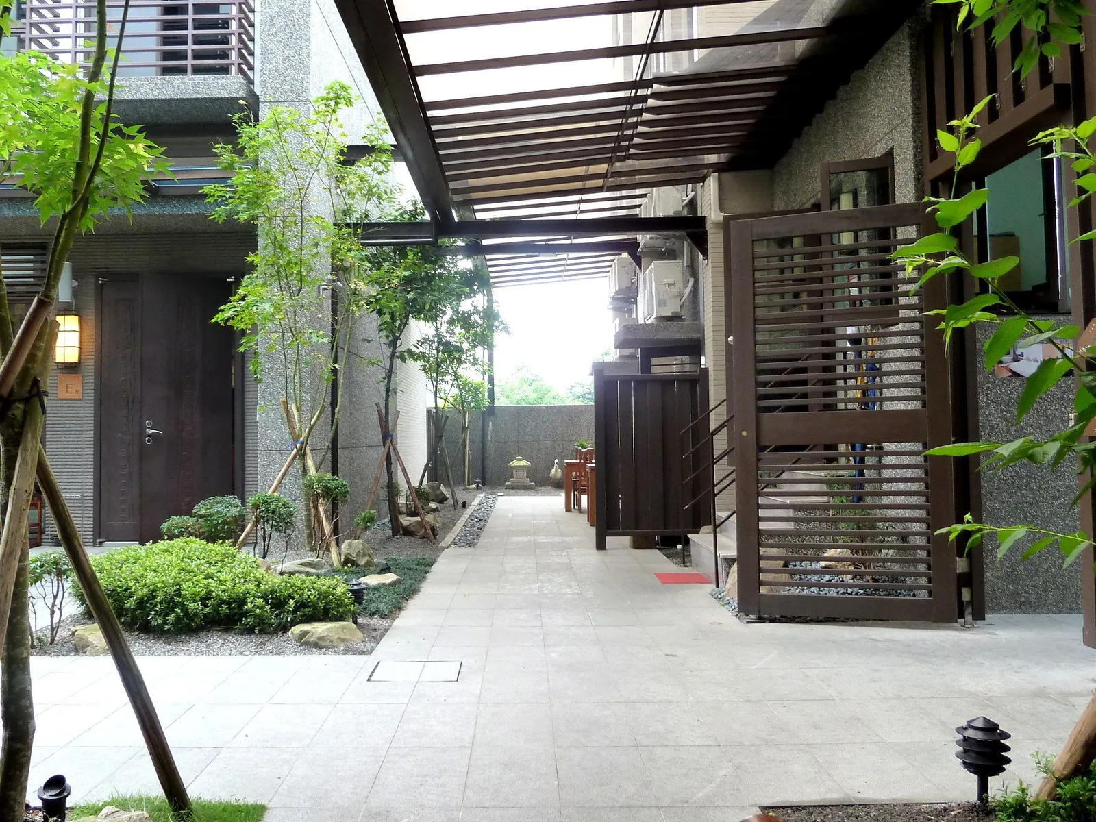 中庭、步道與早餐