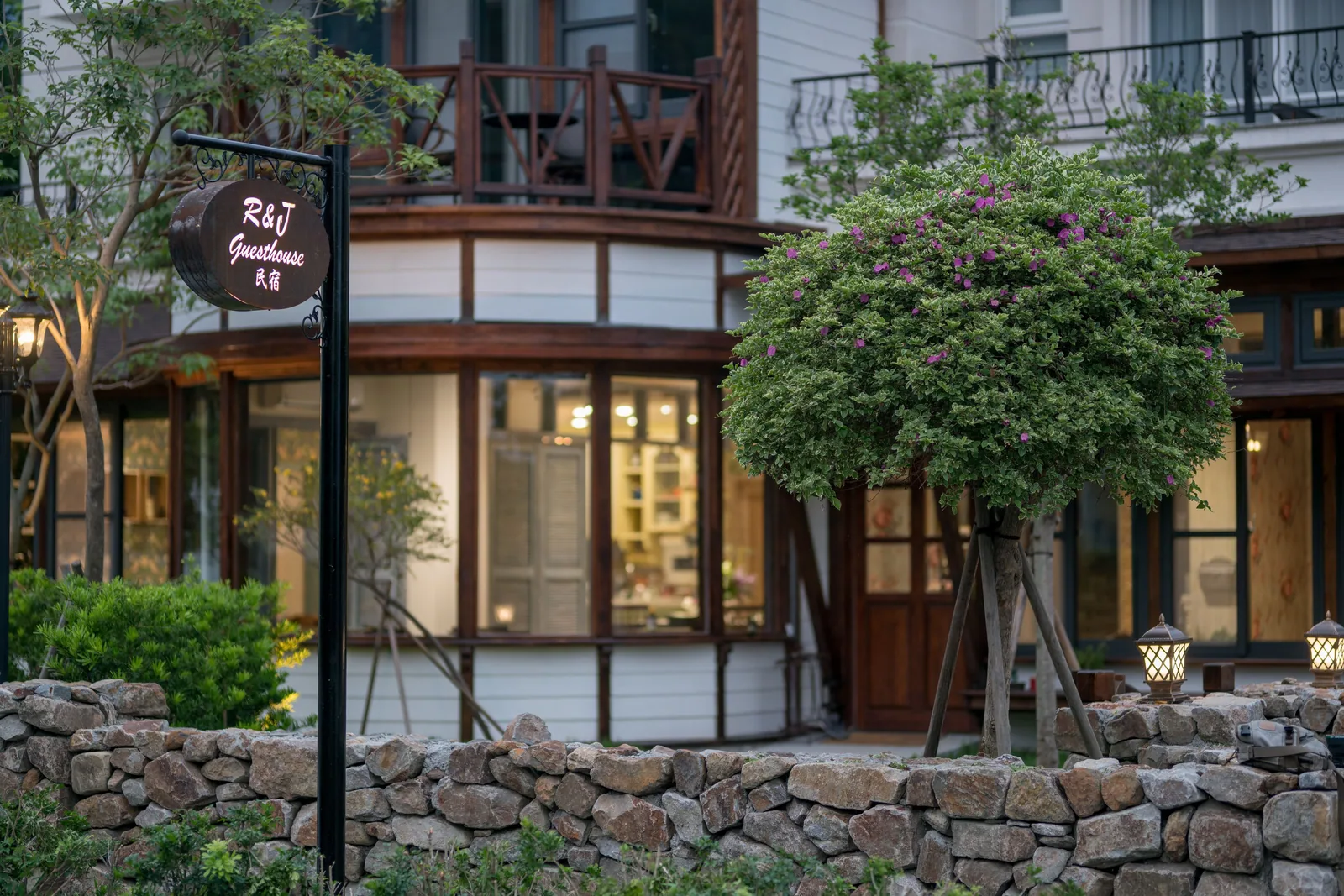露台、石牆庭院與山景