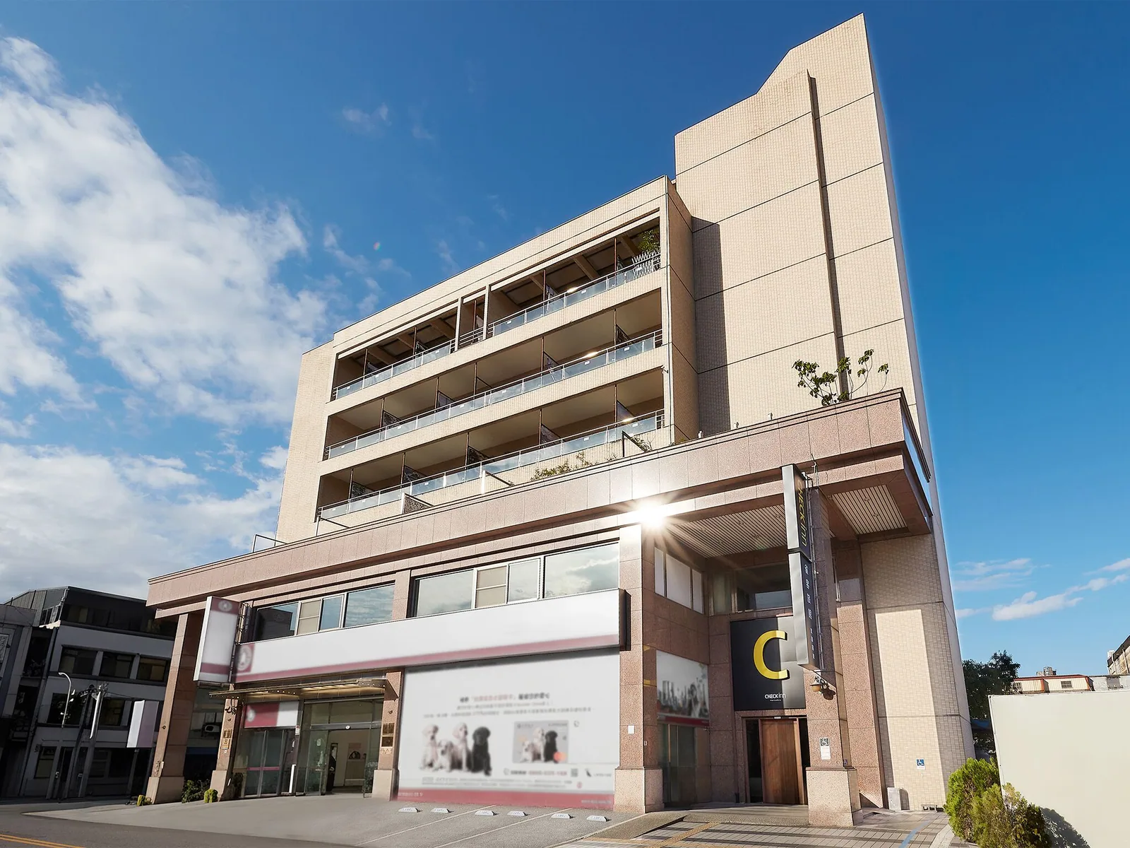建築外觀與大廳動線