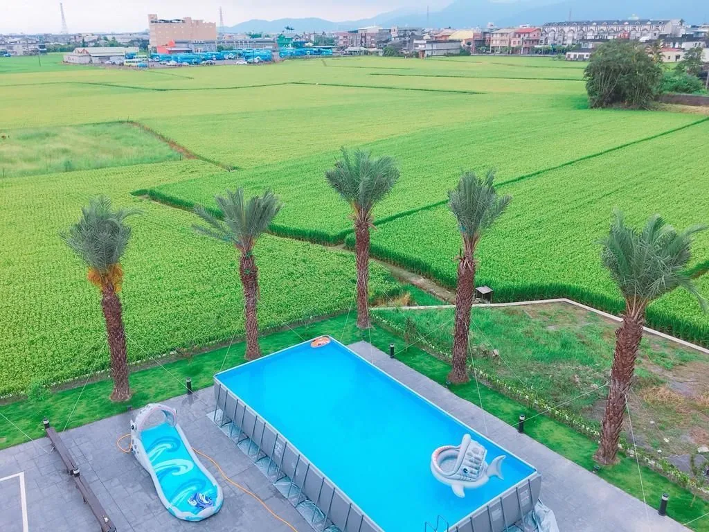 田中央的一棟樓與那座泳池
