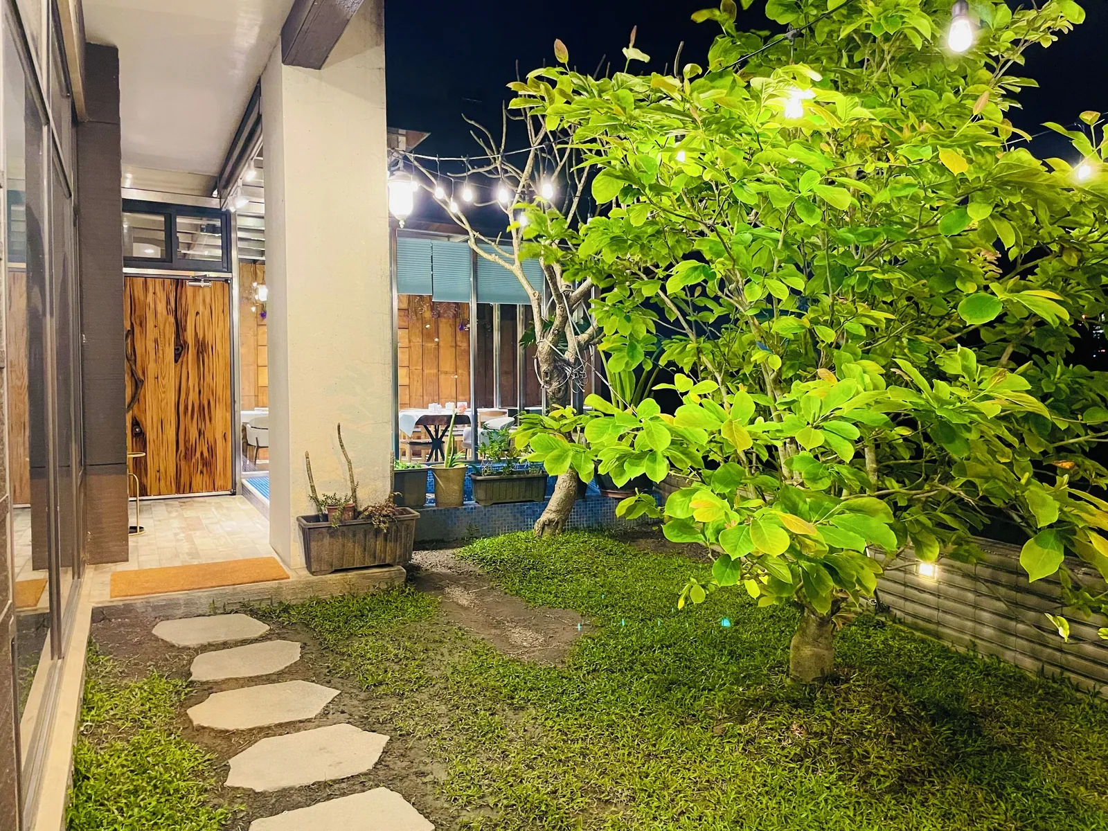 庭園與夜間燈光