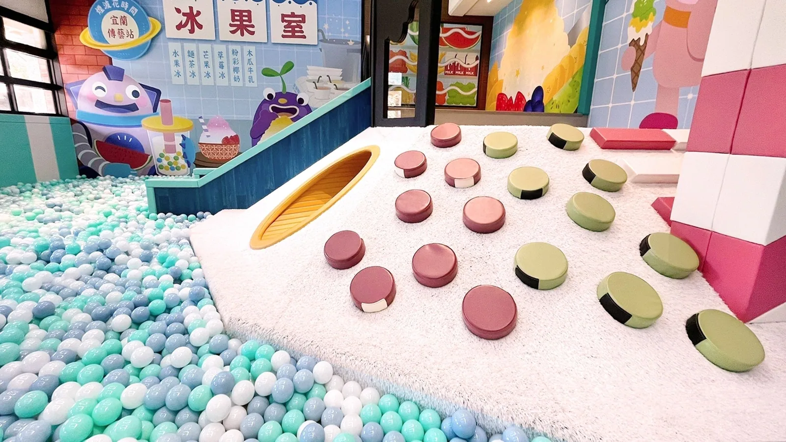 帶小孩來:室內球池與老街主題遊戲區