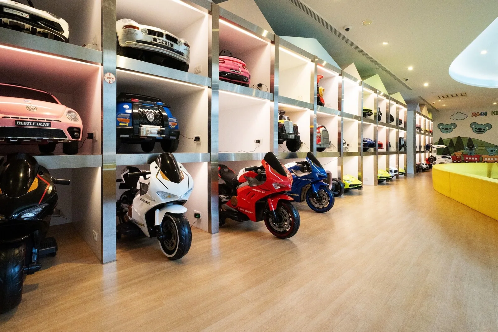電動車展示牆與室內跑道